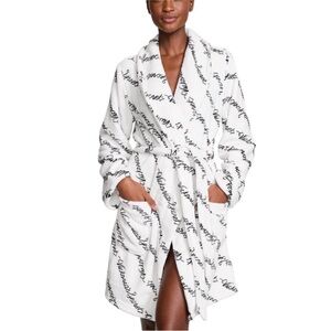 NWT Victoria’s Secret Script Print Plush Snuggly Self-Tie Robe White Black M/L